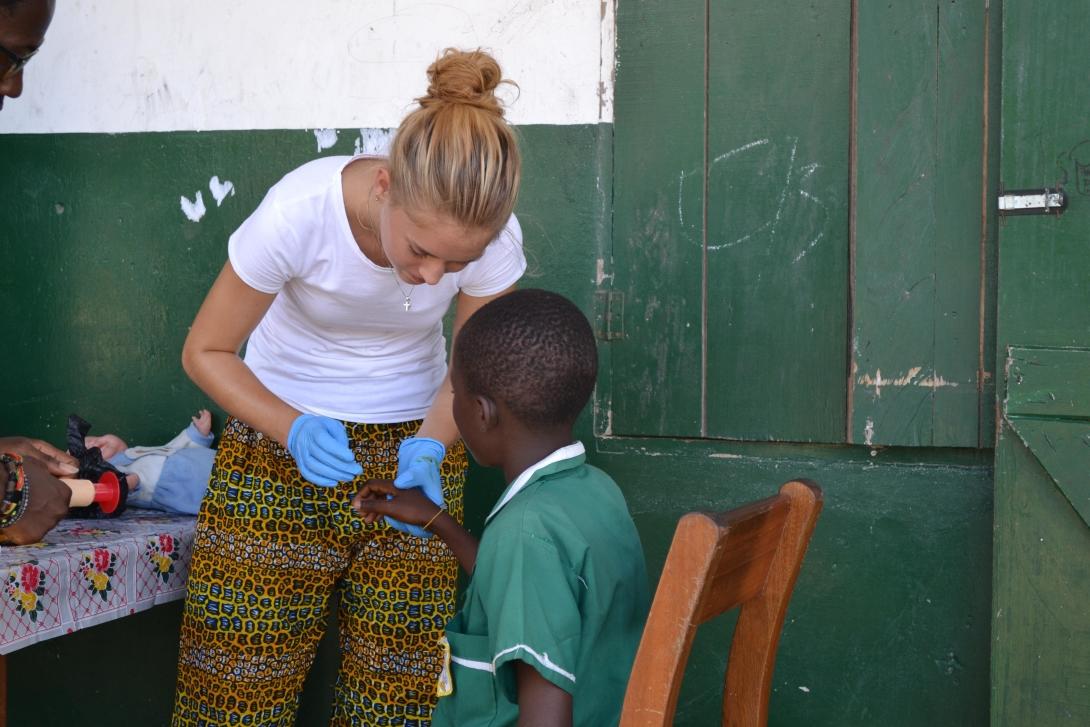 Une étudiante en soins infirmiers délivrent des soins dans la communauté au Ghana 
